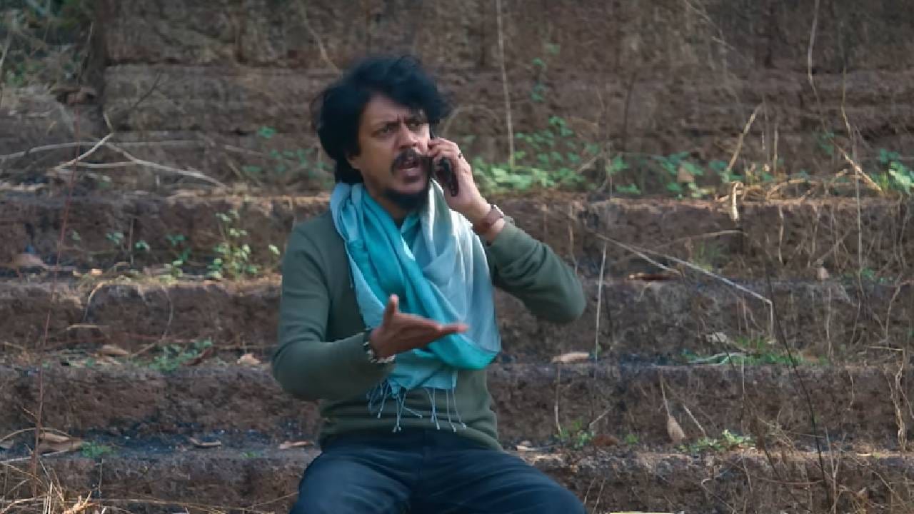 ओटीटी प्लॅटफॉर्मवर प्रत्येक आठवड्यात नवनवीन वेब सीरिज आणि चित्रपट प्रेक्षकांच्या भेटीला येत असतात. यापैकी काही फ्लॉप होतात तर काही अनेक आठवड्यांपर्यंत ट्रेंडिंग यादीत आपलं स्थान टिकवून ठेवतात. सध्या अशीच एक कॉमेडी थ्रिलर वेब सीरिज चार आठवड्यांपासून ट्रेंडिंग यादीत कायम आहे. फक्त सहा एपिसोड्सच्या या सीरिजमध्ये विनोद, सस्पेन्स आणि दमदार ट्विस्टचं समीकरण पहायला मिळतं.