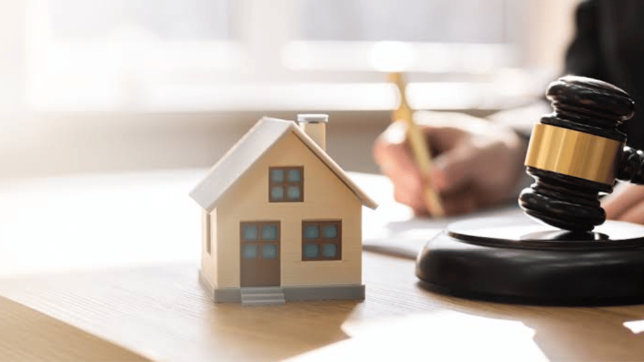 Property Rights: पालकांच्या मालमत्तेवर मुलांचा सरसकट अधिकार नाही, 4 कारणांमुळे होऊ शकतात बेदखल Property Rights: पालकांच्या मालमत्तेवर मुलांचा सरसकट अधिकार नाही, 4 कारणांमुळे होऊ शकतात बेदखल