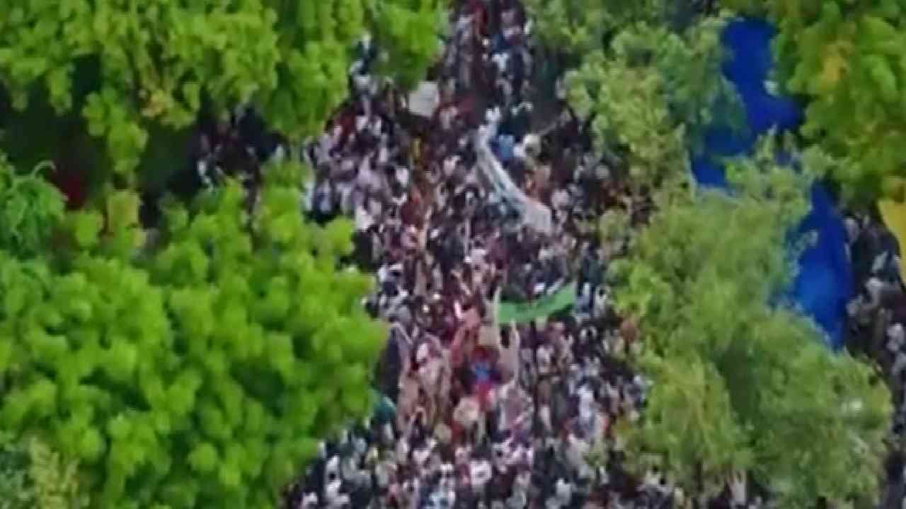 दिल्ली येथे आंदोलकांवर लाठीचार्ज झाल्यानंतर परभणीत देखील उमटले पडसाद. दिल्ली येथील जंतर मंतरवर सुरू असलेल्या आंदोलनाच्या समर्थनात, परभणीत देखील विविध सामाजिक संघटनांकडून एक दिवसीय लाक्षणिक उपोषण सुरूवात. शहरातील छत्रपती शिवाजी महाराज पुतळा परिसरातील मैदानावर आंदोलनाला सुरुवात. जिल्ह्यातील नागरिक आणि विद्यार्थी मोठया संख्येने आंदोलनात सहभागी झाल्याच चित्र.