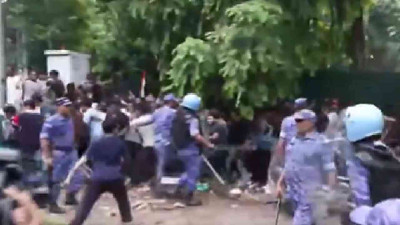 सोनम वांगचूक यांच्या आमरण उपोषणाला 20 दिवस झाले होते. त्यानंतर 21 व्या दिवशी शनिवारी दिल्ली पोलीस आंदोलनस्थळी दाखल झाले. त्यांनी सोनम वांगचूक यांना उचलून रुग्णालयात दाखल केलं. सोनम वांगचूक हॉस्पिटलमध्ये असले तरी त्यांनी उपोषण सोडलेलं नाही.