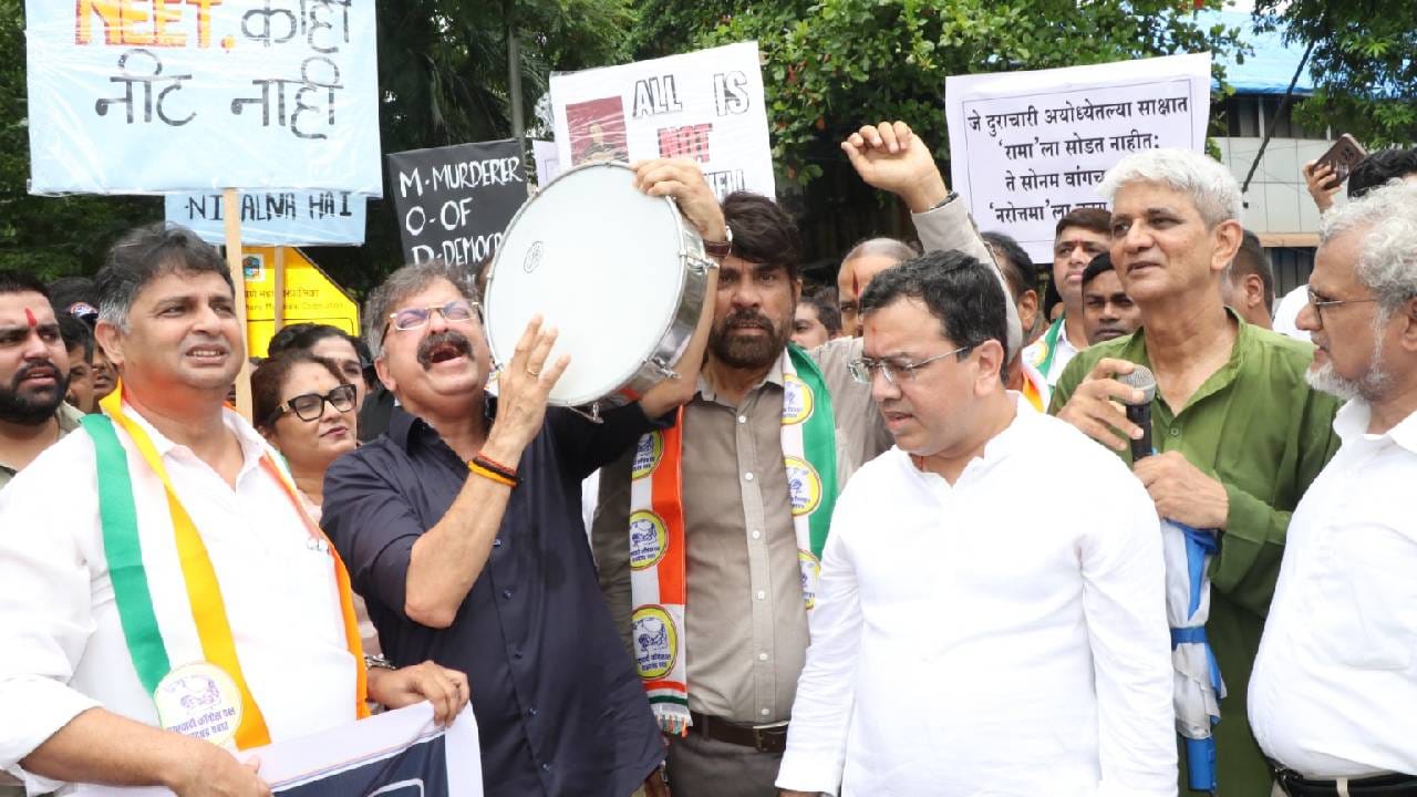 दरम्यान, मनोज प्रधान म्हणाले, "आजचं जे आंदोलन आहे, ते खऱ्या अर्थाने अभूतपूर्व आहे. गेल्या 22 दिवसांमध्ये एक फरक पडला आहे की विद्यार्थी आणि लोकं स्वतःहून रस्त्यावर उतरायला लागले आहेत. आज आंदोलन सर्वपक्षीय नेत्यांचं होतं, पण आज इतके विद्यार्थी इथे स्वतःहून आलेले आहेत, ते बघून खरंच बरं वाटलं. म्हणजे आता लोकांना कळायला लागलंय की 12 वर्षे जे ते झेलतायत, त्याच्या विरोधात आता ते गप्प बसणार नाहीत."