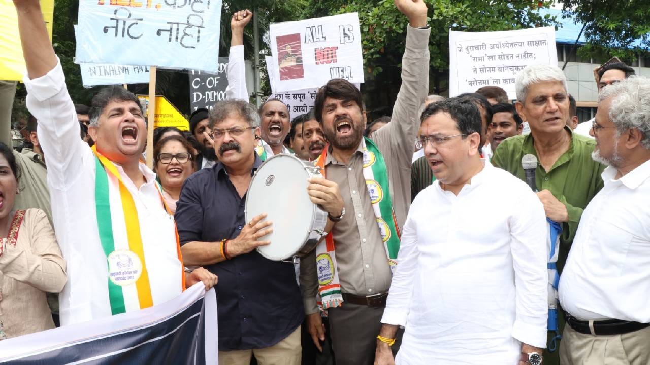 दिल्लीतल्या जंतर मंतरवर सुरू असलेल्या आंदोनानाला जळगावातूनही पाठिंबा मिळतोय. जळगावच्या धरणगाव शहरातील छत्रपती शिवाजी महाराज चौकात महाविकास आघाडीच्या वतीने घोषणाबाजी करत निदर्शनं करण्यात आली. केंद्रीय व राज्याच्या शिक्षणमंत्र्यांनी तात्काळ राजीनामा द्यावा अशी जोरदार मागणी यावेळी करण्यात आली. शिवसेना ठाकरे गट, राष्ट्रवादी काँग्रेस शरद पवार गट आणि काँग्रेसच्या वतीने जोरदार घोषणाबाजी करत निदर्शने करण्यात आली.