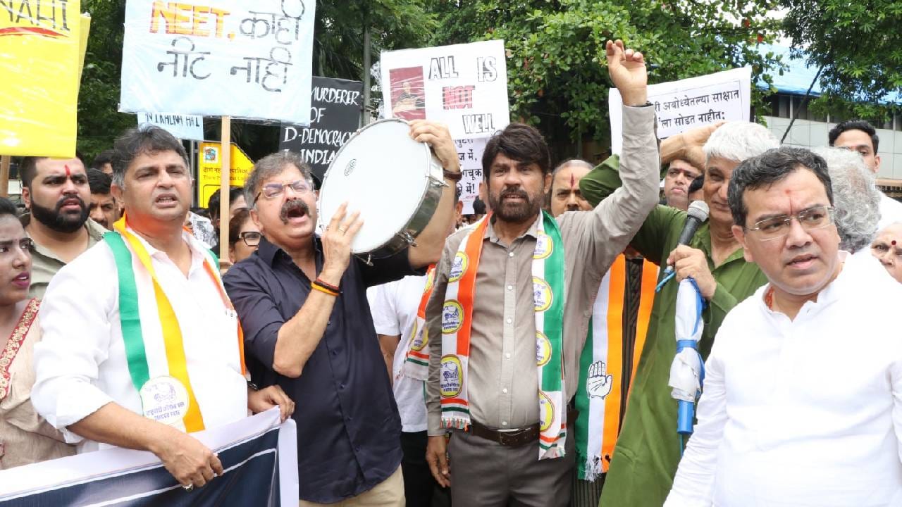 यावेळी जितेंद्र आव्हाड म्हणाले, "1973 मध्ये बिहारमध्ये आणि गुजरातमध्ये विद्यार्थ्यांनी आंदोलन केलं होतं. ते आंदोलन पेटलं आणि त्यामध्ये इंदिरा गांधींचा पराभव झाला होता. विद्यार्थ्यांवर गोळ्या झाडल्या, लाठीचार्ज केला की काय होतं, हे सबंध चीनने पाहिलं होतं. तुम्ही विद्यार्थ्यांना दाबायला जाऊ नका. एकदा विद्यार्थ्यांच्या डोक्यात आग पसरली, की ते तो कोणीही थांबवू शकत नाही. आज देशभरातील विद्यार्थी एकत्र आले असून, त्यांच्या या चळवळीला कोणाचेही राजकीय पाठबळ नाही, तर ते स्वतःहून एकत्र आले आहेत."