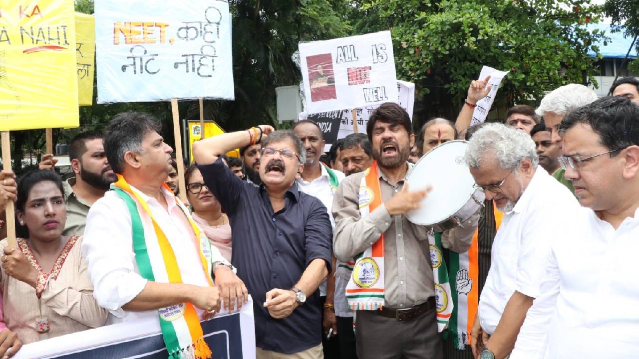 सोनम वांगचूक यांचं उपोषण दडपशाहीने मोडीत काढण्याचा प्रयत्न करणाऱ्या तसंच संसदेवर मोर्चा काढणाऱ्या केंद्र सरकारच्या निषेधार्थ राष्ट्रवादी काँग्रेस-शरदचंद्र पवार पक्षाचे राष्ट्रीय सरचिटणीस डॉ. जितेंद्र आव्हाड यांच्या मार्गदर्शनाखाली जिल्हाधिकारी कार्यालयासमोर जोरदार आंदोलन करण्यात आलं.