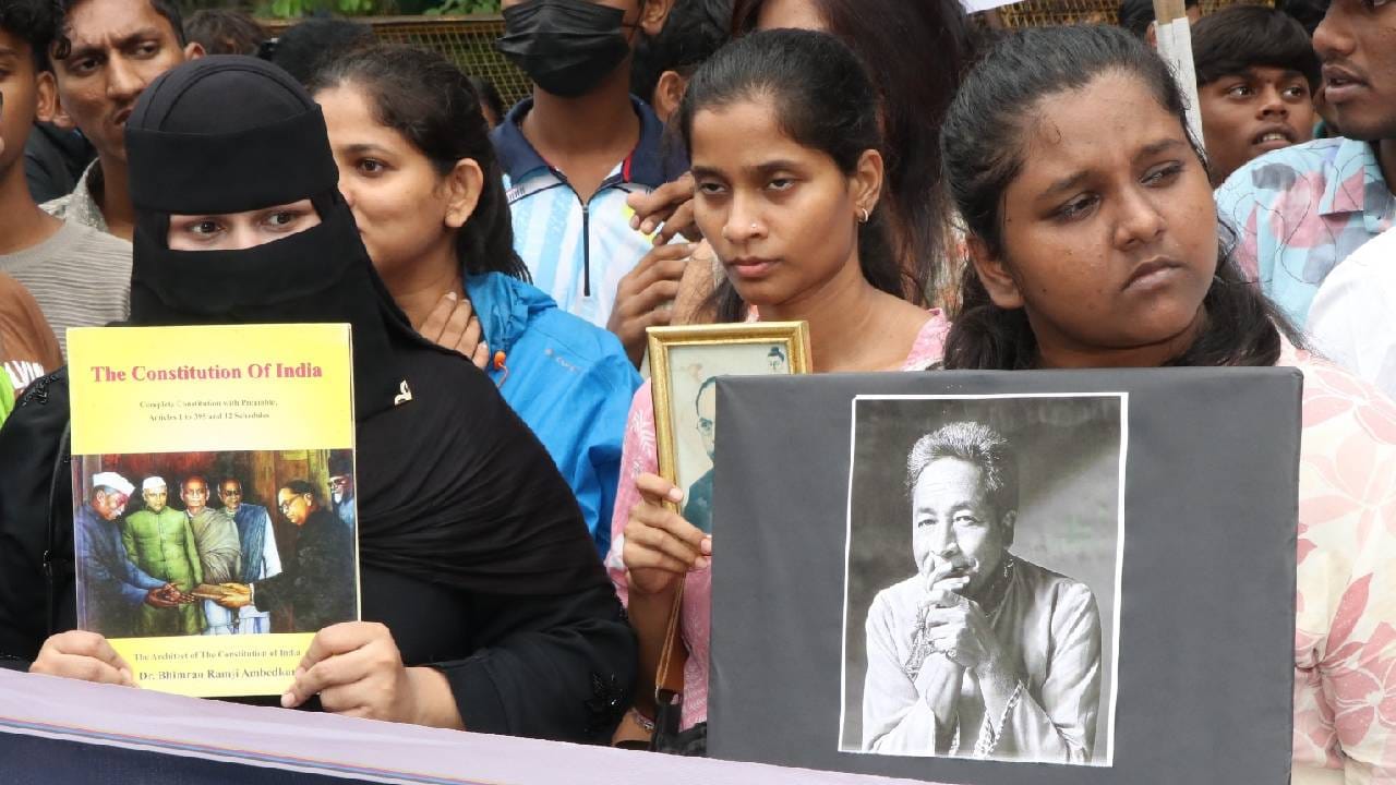 नागपुरात कॉक्रोच जनता पार्टीच्या आंदोलनाच्या पार्श्वभूमीवर संविधान चौकात मोठा पोलीस बंदोबस्त ठेवण्यात आला आहे. सोनम वांगचूक यांच्या समर्थनार्थ नागपुरात आज शांतता मार्च आयोजित करण्यात आलं आहे. व्हेरायटी चौकीतील परवानगी नाकारल्यानंतर संविधान चौकात आंदोलन करण्याचा निर्णय घेण्यात आला आहे.