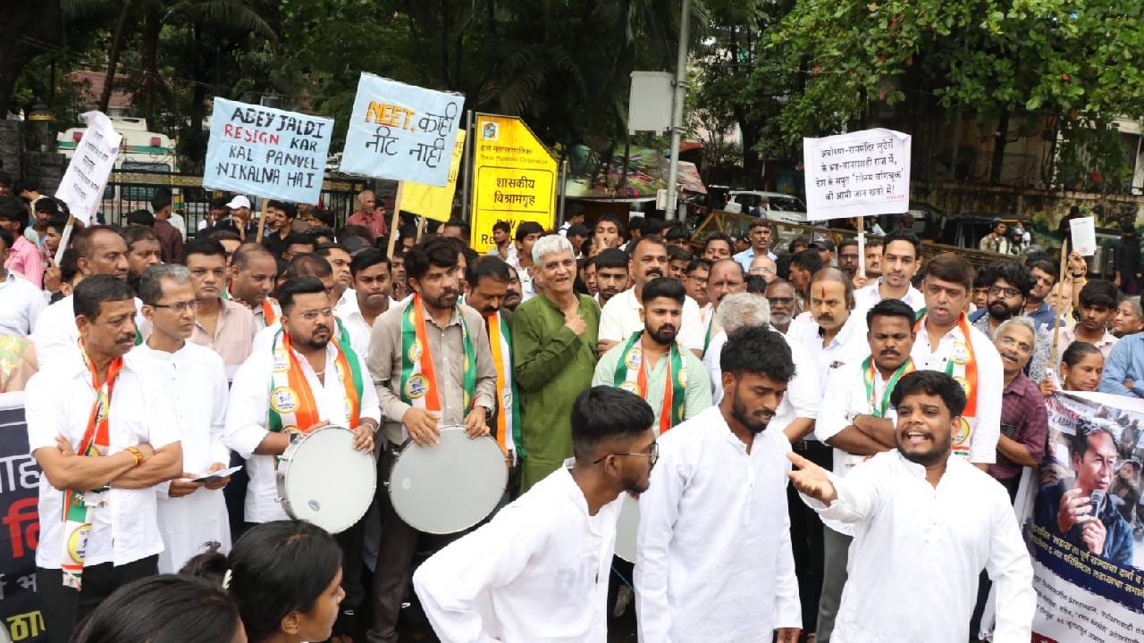 छत्रपती संभाजीनगरच्या क्रांतीचौकात विविध पक्ष, संघटना आणि वकील संघाच्या वतीने आंदोलन करण्यात येत आहे. कॉक्रोच जनता पार्टीच्या दिल्लीतील आंदोलनाच्या समर्थनात क्रांती चौकात विद्यार्थ्यांसह मोठ्या संख्येने आंदोलक जमले आहेत. "अभिजीत दिपके आणि सोनम वांगचूक हे विद्यार्थ्यांसाठी लढत आहेत, मात्र सरकार दखल घेत नाहीये. सरकारने शिक्षण मंत्री धर्मेंद्र प्रधान यांचा राजीनामा घेतला पाहिजे. नीट पेपर फुटीमुळे विद्यार्थी आत्महत्या करत आहेत," असं आंदोलनात सहभागी झालेले विद्यार्थी म्हणत आहेत.