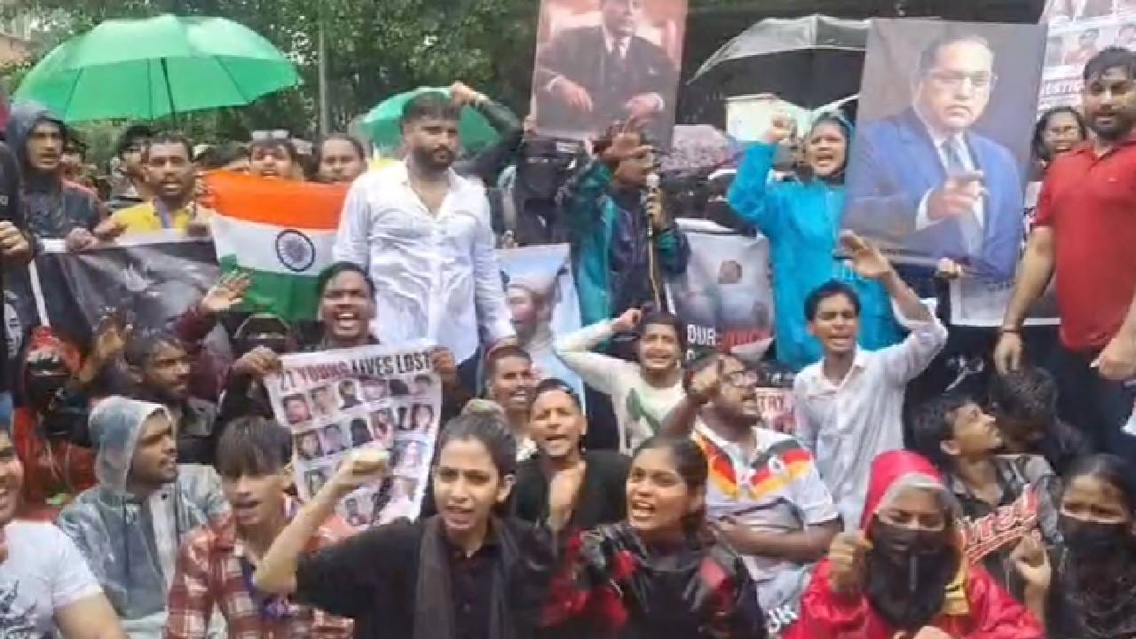 दिल्लीत सुरू असलेल्या सोनम वांगचूक आणि सीजेपीचे अध्यक्ष अभिजीत दीपके यांच्या समर्थनात आज परळीत शैक्षणिक बंद पाळला जातोय. सोनम वांगचूक आणि अभिजीत दिपके यांच्या समर्थकांनी आज परळीत शैक्षणिक बंदचं आवाहन केलं आहे.