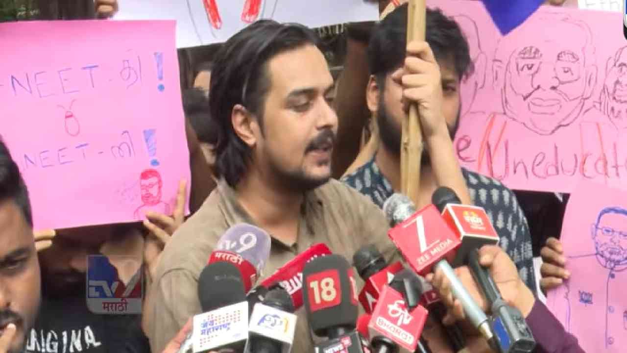 दिल्लीतल्या कॉकरोच जनता पार्टीच्या आंदोलनाला पाठिंबा देण्यासाठी पुण्यात FTI मध्ये आंदोलन करण्यात आलं. भरपूर मुलांनी जीवन संपवलं. धर्मेंद्र प्रधान यांचा राजीनामा आम्हाला हवा आहे. सरकारला काही ऐकू येत नाहीय. सोनम वांगचूक यांना कोणी भेटलं सुद्धा नाही. त्यांना जबरदस्तीने उचललं असं पुणे FTI मधील आंदोलकाने सांगितलं.