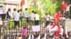 गेटवर चढले, थेट कचरा मध्ये फेकला, पुण्यात शिंदे गट आक्रमक, थेट महापालिकेपुढे आंदोलन!
