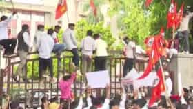 गेटवर चढले, थेट कचरा मध्ये फेकला, पुण्यात शिंदे गट आक्रमक, पुण्यात....