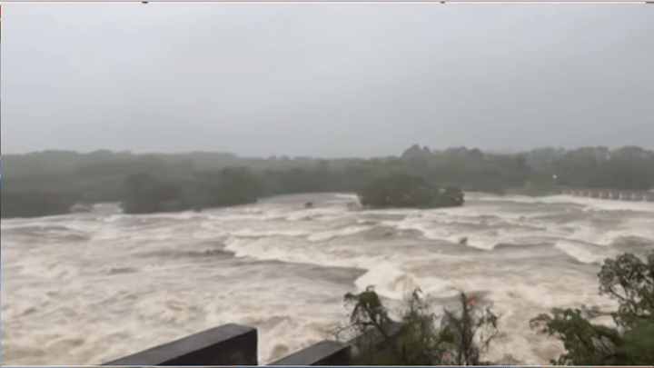 सगळीकडे पाणीच पाणी! पुण्यात हाहाकार... मुसळधार पावसामुळे 27 हजार 100 क्युसेकने विसर्ग सूरु सगळीकडे पाणीच पाणी! पुण्यात हाहाकार... मुसळधार पावसामुळे 27 हजार 100 क्युसेकने विसर्ग सूरु