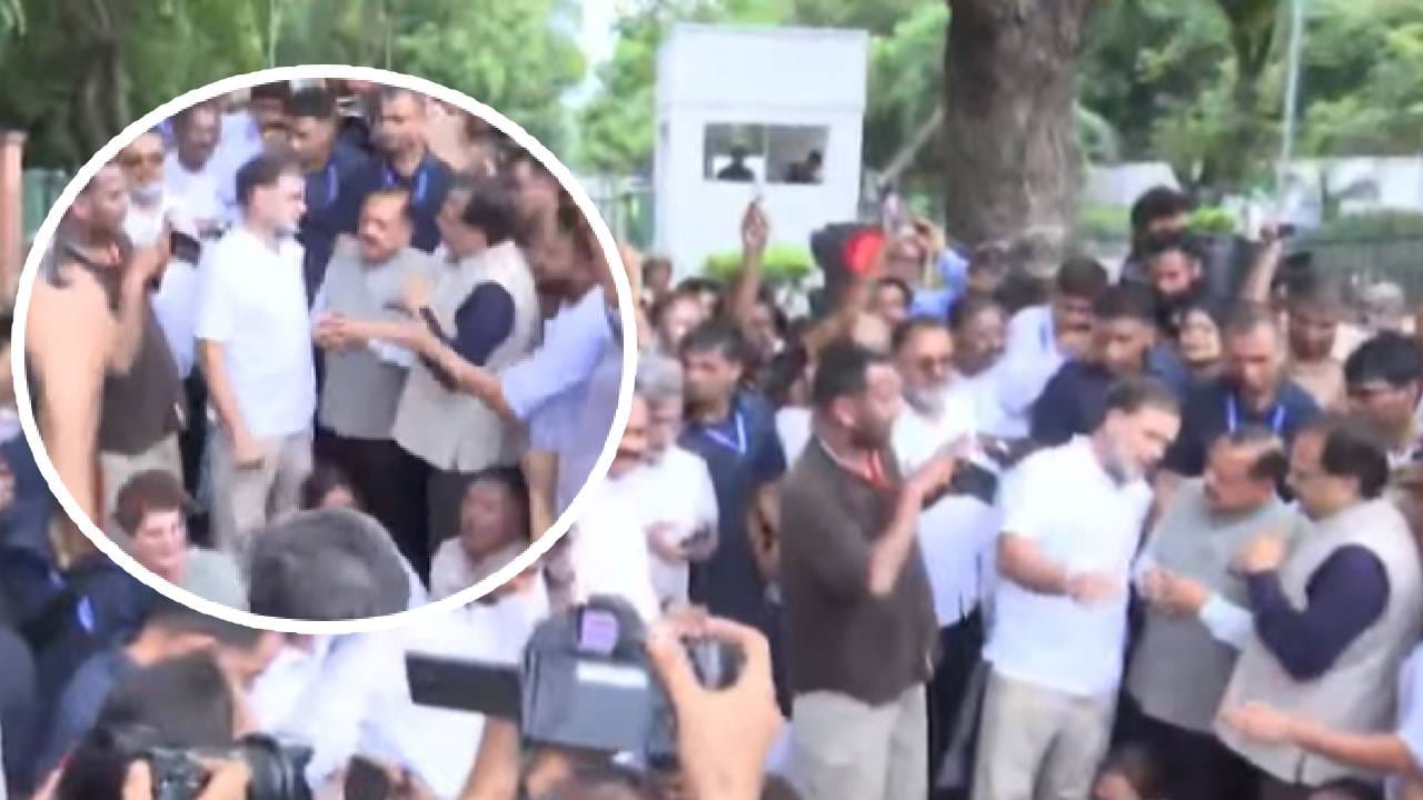 Rahul Gandhi Protest : दिल्लीत मोठी घडामोड, केंद्रीय मंत्री जितेंद्र सिंह राहुल गांधी यांच्या भेटीला! Rahul Gandhi Protest : दिल्लीत मोठी घडामोड, केंद्रीय मंत्री जितेंद्र सिंह राहुल गांधी यांच्या भेटीला!