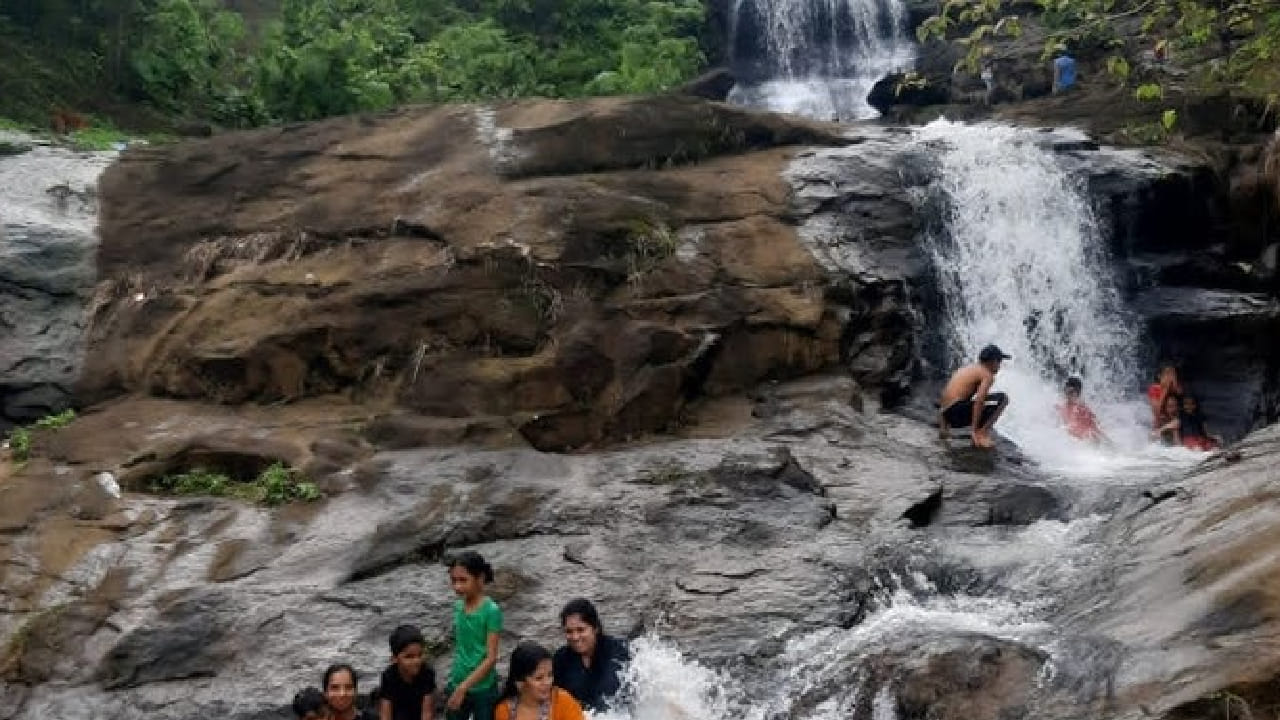दरम्यान, प्रशासनाने नागरिक आणि पर्यटकांना धबधबे, नदीकाठ तसेच ओढ्यांच्या परिसरात अनावश्यक गर्दी टाळण्याचे आवाहन केले आहे. तसेच प्रशासनाच्या सूचनांचे काटेकोर पालन करावे, असे आवाहन करण्यात आले आहे.