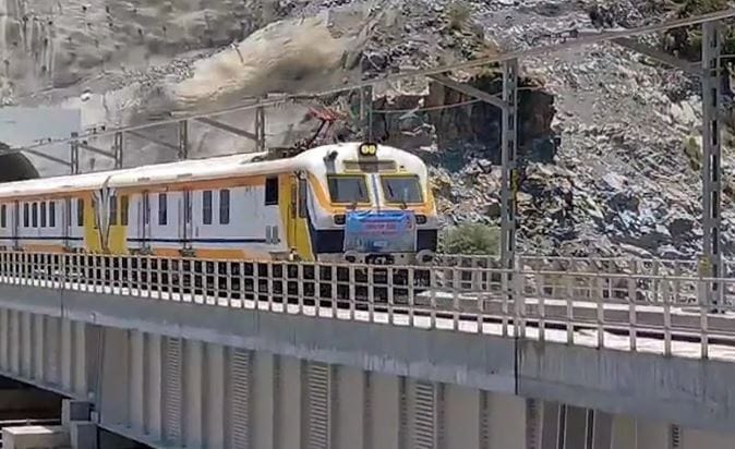 रेल्वेतून सामान चोरून नेल्यास आणि तुम्हाला रेल्वे पोलीस किंवा रेल्वेच्या अधिकाऱ्यांनी पकडल्यास तुम्हाला एक हजार रुपयांपर्यंतचा दंड होऊ शकतो. तसेच दुसऱ्यांदा तुम्हाला चोरी करताना पकडल्यास तुम्हाला पाच वर्षांपर्यंत शिक्षा होऊ शकते.