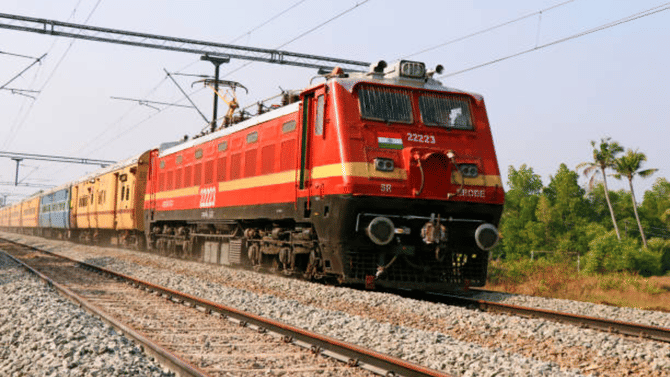 Railway News: चालत्या ट्रेनमध्ये हनिमून आणि आता चक्क... व्हिडीओ व्हायरल, मोठी खळबळ