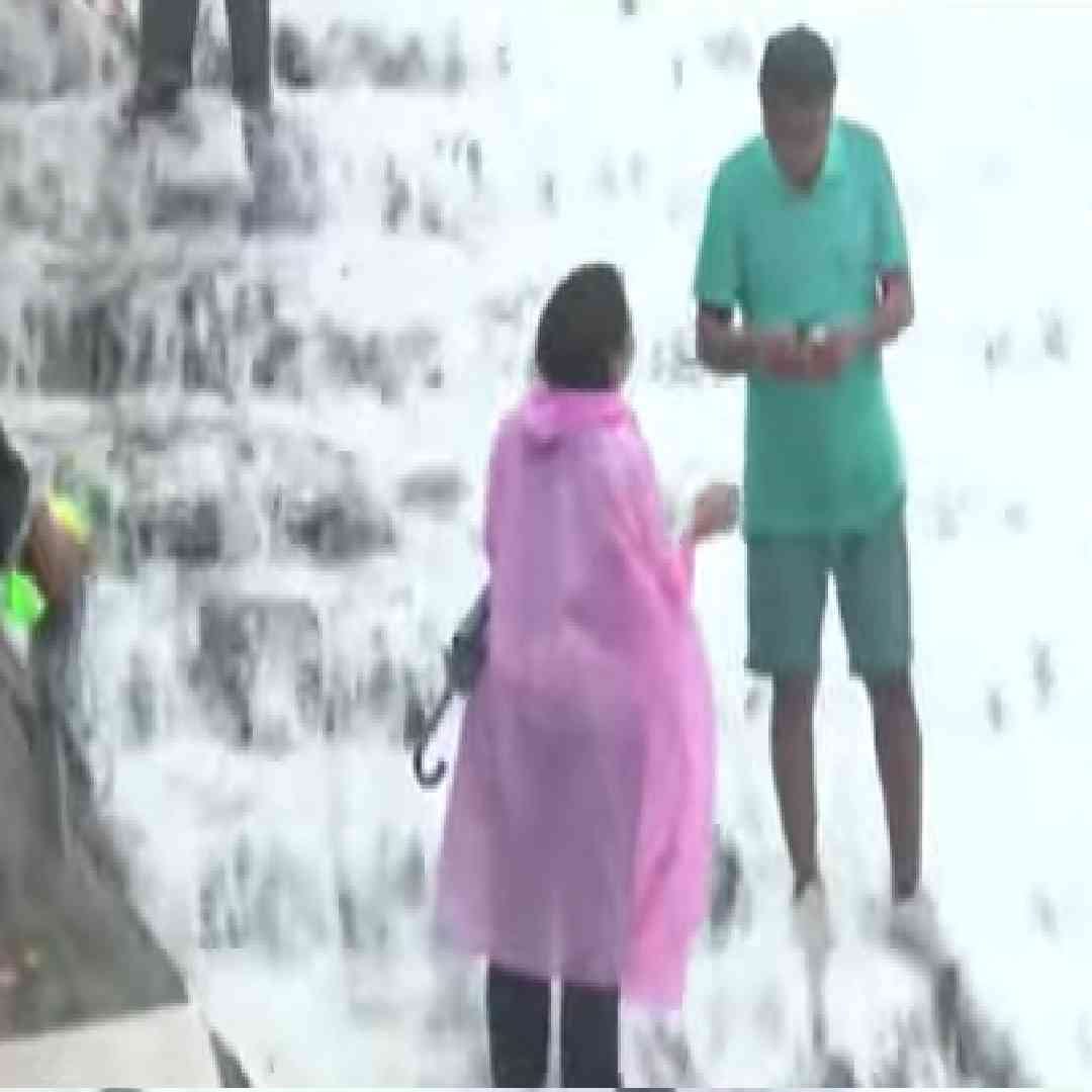 दरवर्षी पावसाळ्यात त्यातही वीकेंडला कर्जत, खोपोली, कसारा, माथेरान, बदलापूर ही ठिकाणं पर्यटकांनी भरुन गेलेली असतात. यात पर्यटकांचं वर्षा सहलीतील सर्वात आवडतं ठिकाण म्हणजे भुशी डॅम.