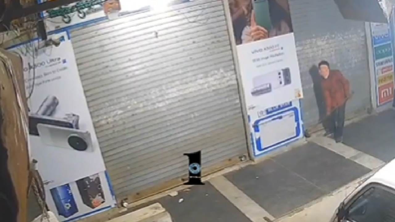Video : प्रसिद्ध नेत्याचं मास्क लावलं अन् अख्खी मोबाईल शॉपी लुटली, चोराच्या अजब चोरीचा व्हिडीओ व्हायरल! Video : प्रसिद्ध नेत्याचं मास्क लावलं अन् अख्खी मोबाईल शॉपी लुटली, चोराच्या अजब चोरीचा व्हिडीओ व्हायरल!