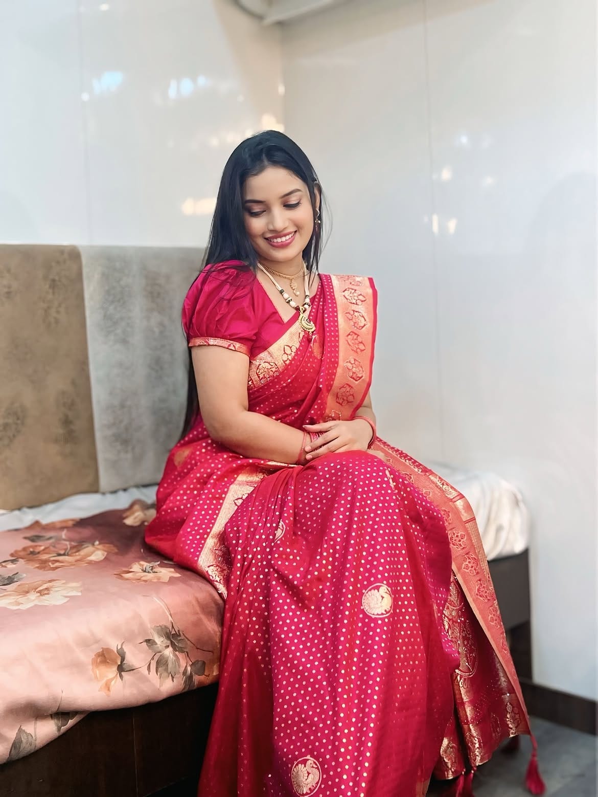 राजेश्वरी खरातने आपल्या सोशल मीडिया खात्यावर वेगवेगळ्या ड्रेसमधील फोटो अपलोड केलेले आहेत. परंतु तिच्या साडीमधील लुकला चाहत्यांनी भरभरून प्रेम दिलेले आहे. त्यामुळेच राजेश्वरीने नुकतेच एक खूपच छान फोटो सोशल मीडियावर अपलोड केला आहे.