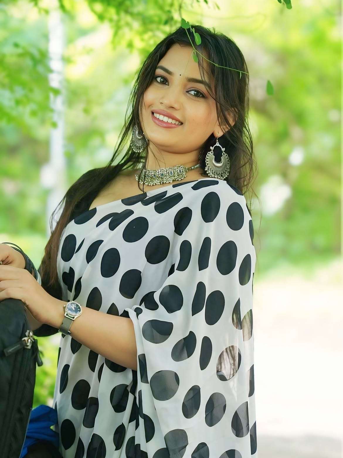 तिने निळ्या आणि लाल साडीमधील एक मनमोहक फोटो इन्स्टाग्रामवर अपलोड केला आहे. हा फोटो अपलोड करताना तिने Poise and pretty pleats ..असे इंग्रजीत कॅप्शन दिले आहे. मोकळ्या केसांमधील तिचा हा साडी लूक तिच्या चाहत्यांना खूपच आवडल आहे.