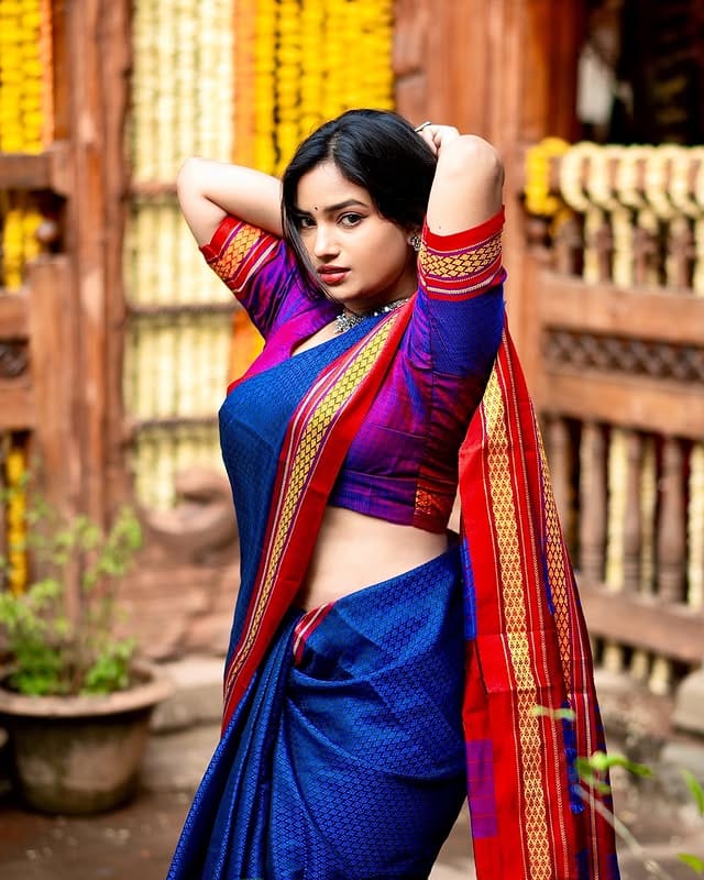राजेश्वरी खरातने या फोटोमध्ये साडीला मॅच करणारे निळ्या रंगाचे आणि लाल जरी असलेले ब्लाऊज परिधान केले आहे. तिच्या या फोटोवर अनेकांनी कमेंट्स केल्या आहेत. राजेश्वरीचे इन्स्टाग्रामवर साडे चार लाखांपेक्षा जास्त फॉलोअर्स आहेत.