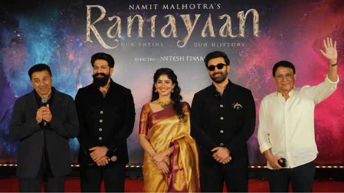 Ramayan: पहिल्यांदाच असं घडलं, रामाने धरले हनुमानाचे पाय; व्हिडीओ पाहून नेटकरी म्हणाले संस्कार असावे तर असे..