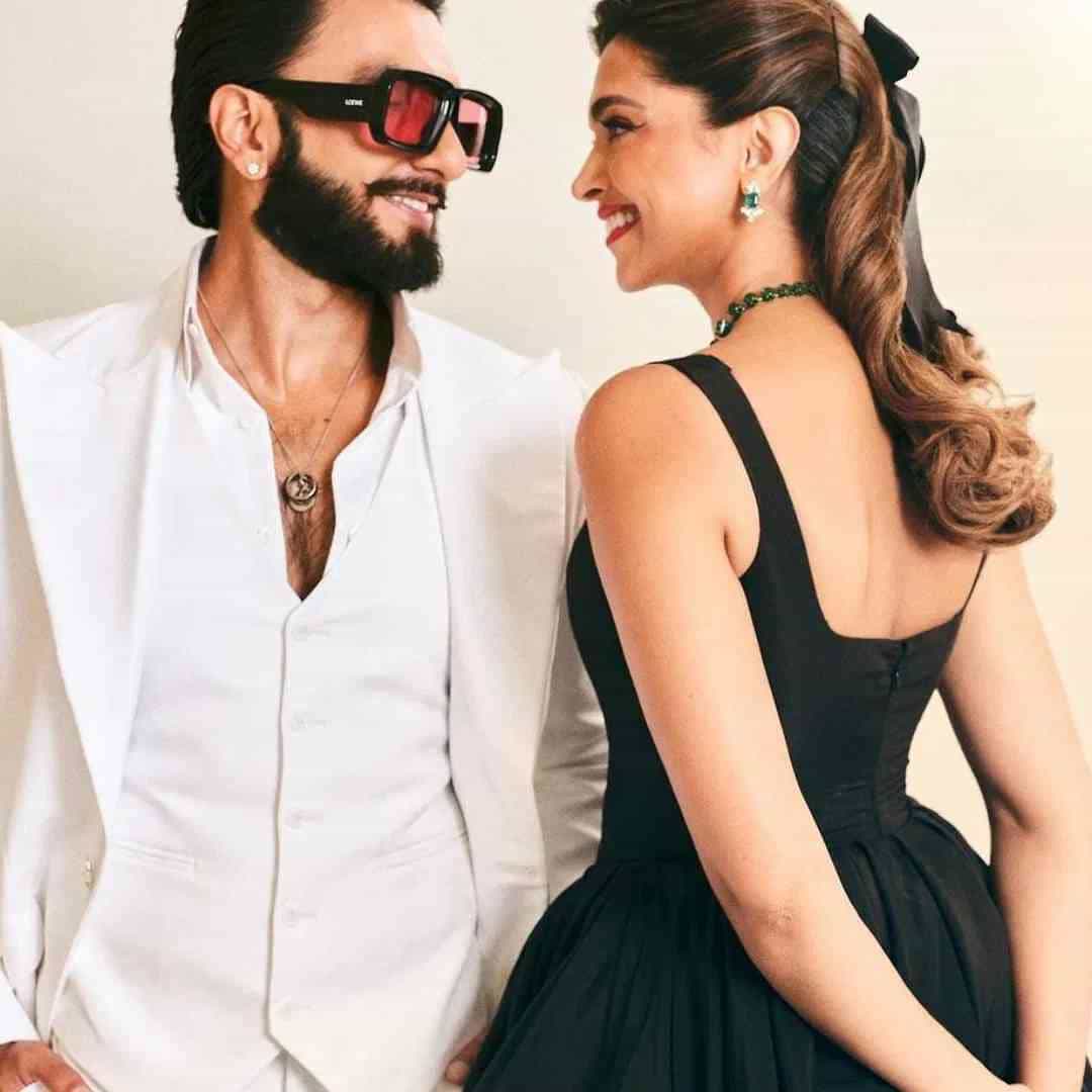 दीपिका पादुकोण आणि रणवीर सिंह सध्या आपल्या प्रोजेक्ट्समध्ये बिझी आहेत. दीपिकाने आधीच 'किंग'चं शूट कंप्लीट केलं आहे. आता अल्लू अर्जुनच्या 'राका' मध्ये ती काम करणार आहे. दुसरीकडे 'धुरंधर' नंतर रणवीर सिंह सुद्धा चर्चेत आहे.'प्रलय' त्याचा पुढचा चित्रपट आहे. फॅन्सना दोघांच्या पुढच्या चित्रपटाची प्रतिक्षा आहे.