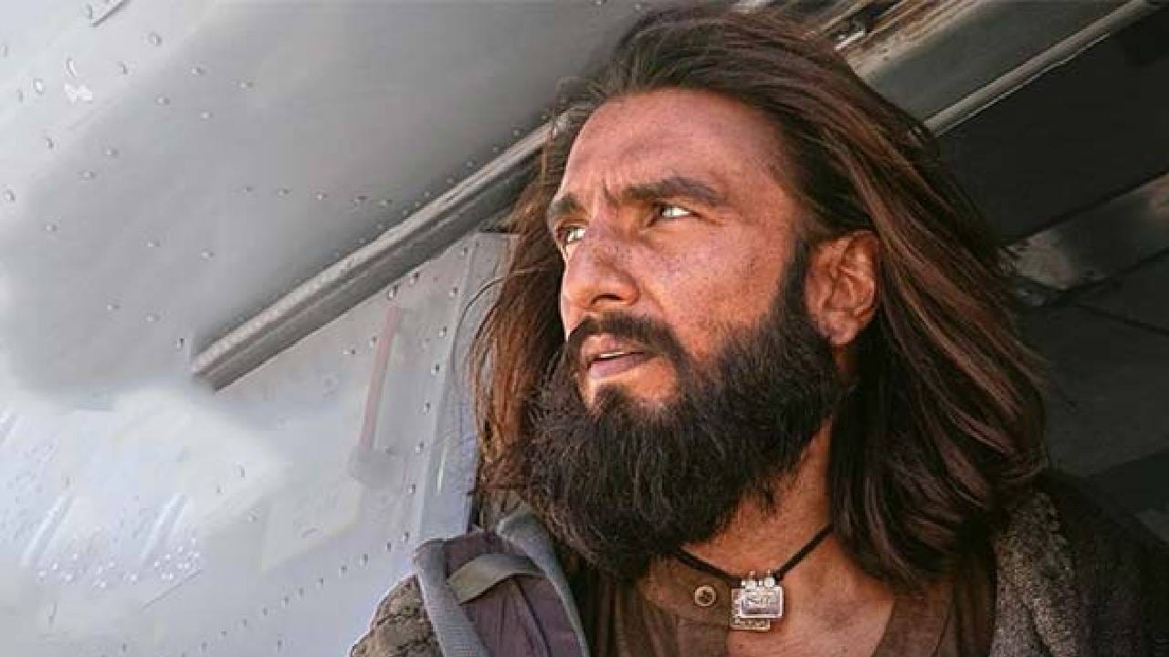 आमच्या सबस्क्राइबर्सनी जानेवारी ते जून 2026 या कालावाधीत नेटफ्लिक्सवर काय पाहिलं, हे आम्ही शेअर करतोय, असं लिहित नेटफ्लिक्सने शुक्रवारी त्यांचा द्विवार्षिक एंगेजमेंट रिपोर्ट पोस्ट केला. या रिपोर्टमध्ये रणवीर सिंहची मुख्य भूमिका असलेला 'धुरंधर' हा चित्रपट 37 दशलक्ष व्ह्यूजसह आघाडीवर आहे. तसंच हा सर्वाधिक पाहिला गेलेला नॉन-इंग्लिश चित्रपट आहे. 
