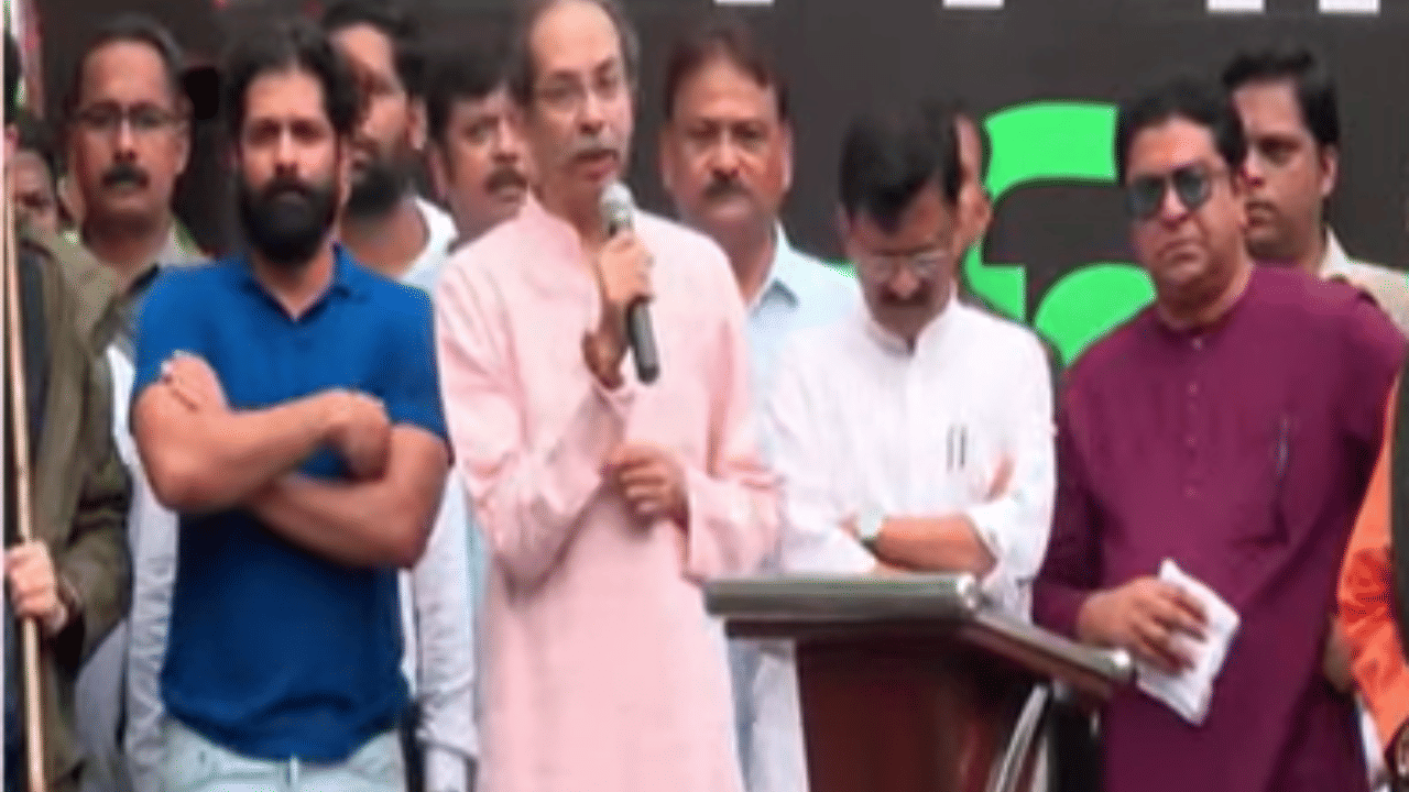 या जल्लोष मोर्चात राज ठाकरे यांनी ज्या विद्यार्थ्यांनी आत्महत्या केली त्यांच्यासाठी दोन मिनिटांचे मौन धारण करायला सांगितले आणि नंतर विद्यार्थ्यांचे अभिनंदन केले. पण या सगळ्यात एका गोष्टीने लक्षवेधून घेतले.