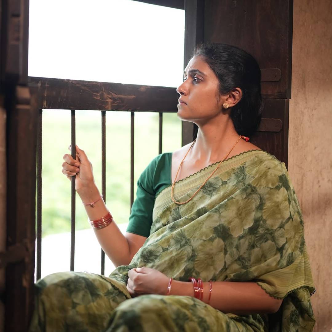 अजय गोगावले यांच्या आवाजातील 'बाप विठुराया' हे गाणं नेटकऱ्यांना खूप आवडलं आहे. रिंकूने सोशल मीडियावर गाणं पोस्ट करताच त्यावर लाइक्स आणि कमेंट्सचा वर्षाव होऊ लागला आहे. या गाण्यात रिंकूने एका गरोदर महिलेची भूमिका साकारली आहे. 
