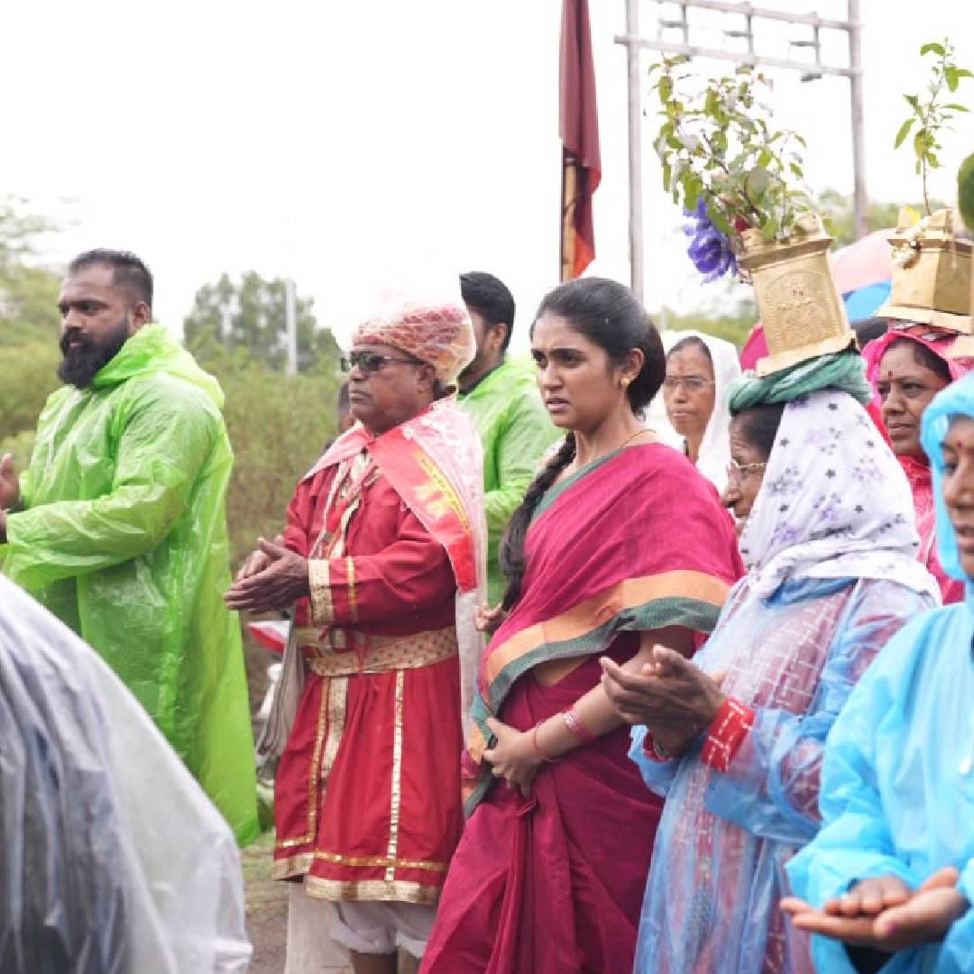 रिंकू राजगुरू तिचे प्रोजेक्ट्स फार विचारपूर्वक निवडताना दिसते. तिच्या कामाची पद्धत इतर कलाकारांपेक्षा थोडी वेगळी असल्याने प्रचंड लोकप्रिय होऊनही तिने आजवर कुठलाच अल्बम साँग केला नव्हता. आता पहिल्यांदाच तिने अल्बम साँग करण्याचा निर्णय घेतला असून त्यामागचं कारणही खास आहे. 
