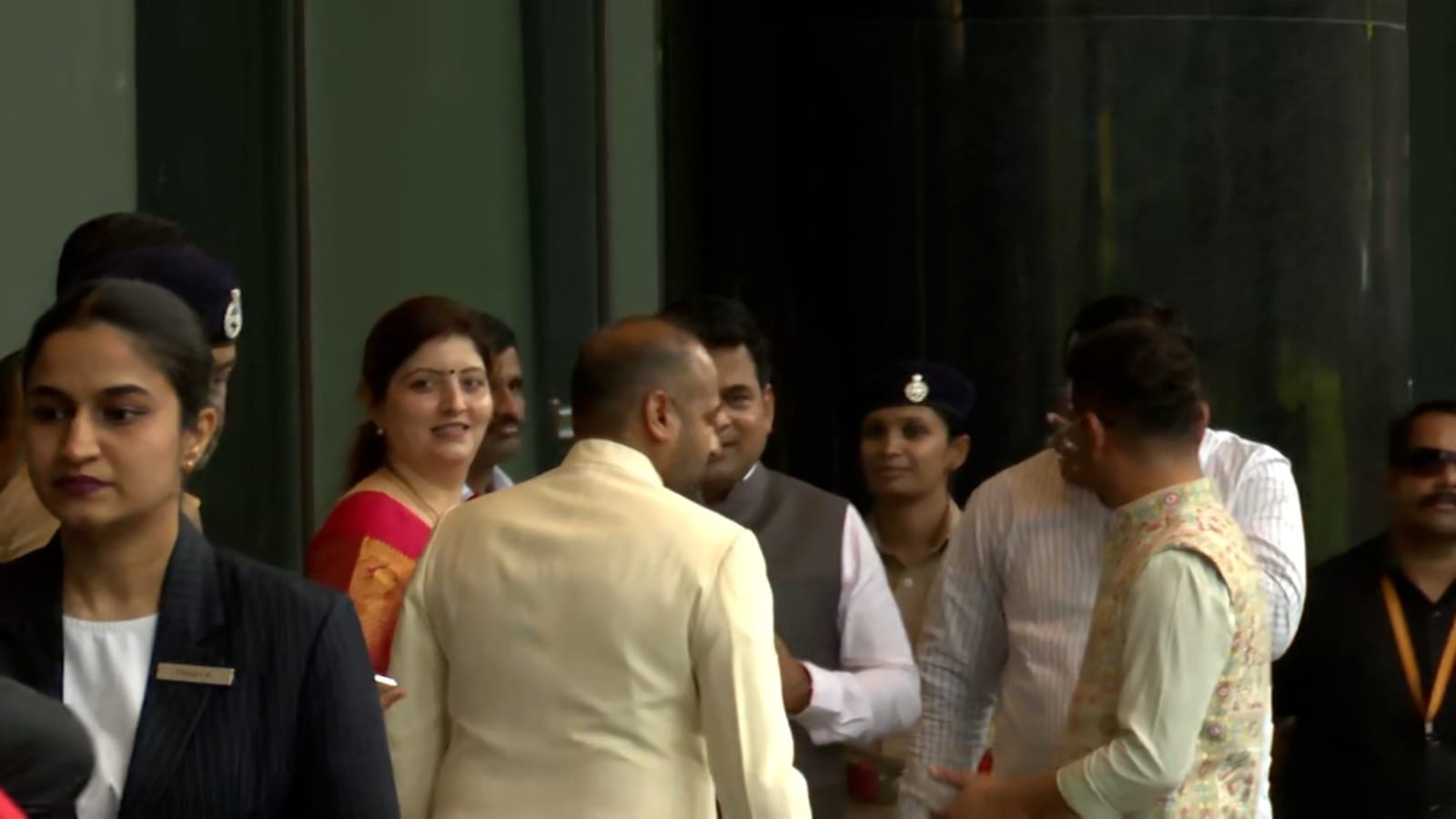 या कार्यक्रमासाठी मंत्री छगन भुजबळ, मंत्री नरहरी झिरवळ, आमदार रोहित पवार कुटुंबासह दाखल झाले आहेत. विशेष म्हणजे कौटुंबिक कार्यक्रम असल्याने या कार्यक्रमाला खासदार शरद पवार पत्नी प्रतिभा पवार यांच्यासह उपस्थित आहेत.