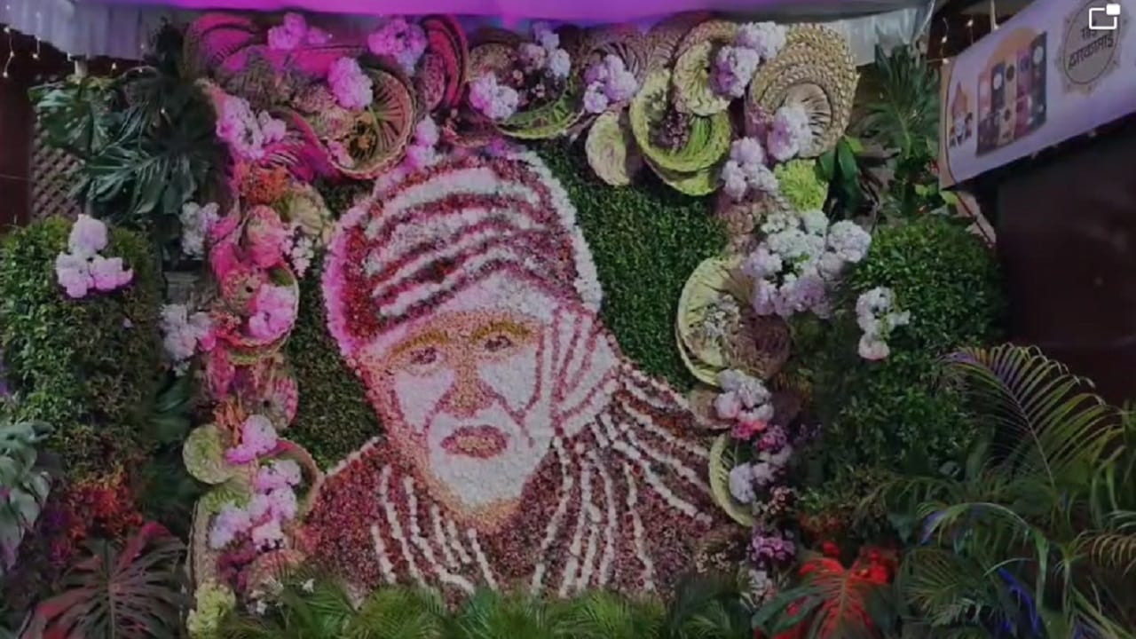 गुरूपोर्णिमा उत्सवानिमित्त लाखोंच्या संख्येने भाविक साईदर्शनासाठी येत असुन आज विविध धार्मिक कार्यक्रमांचे आयोजन करण्यात आले आहे...साईबाबांना गुरूस्वरूप मानून भाविक साईचरणी भरभरून दान देतायत...आज देखील कोटयवधींचे दान साईचरणी अर्पण होणार असून तिन दिवसात जवळपास साडेतीन लाख भाविक दर्शनासाठी येतील अशी अपेक्षा साईबाबा संस्थानचे मुख्य कार्यकारी अधिकारी गोरक्ष गाडीलकर यांनी व्यक्त केली आहे. 