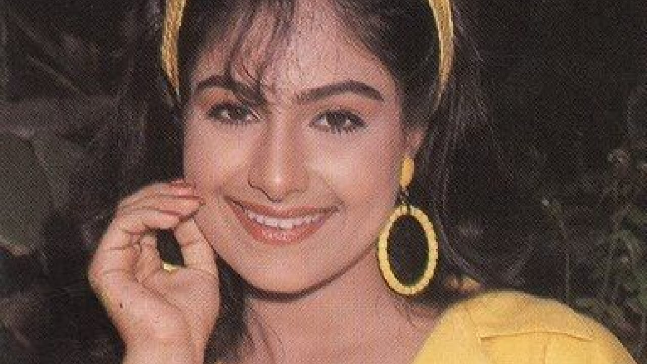 1993 मध्ये प्रदर्शित झालेल्या 'दलाल' या चित्रपटामुळे त्या वादात सापडल्या. चित्रपटातील एका इंटीमेट सीनसाठी त्यांच्या परवानगीशिवाय बॉडी डबलचा वापर करण्यात आल्याचा आरोप त्यांनी केला होता. या घटनेमुळे कलाकारांची संमती आणि त्यांच्या अधिकारांबाबत चित्रपटसृष्टीत मोठी चर्चा रंगली.