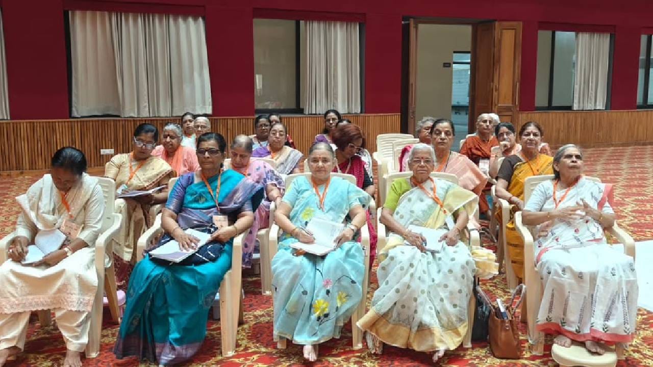 आज सकाळच्या उद्घाटन सत्रात प्रमुख कार्यवाहिका माननीया सीता गायत्रीजी यांनी समितीच्या कार्याचा आढावा सादर करण्यासोबतच शिक्षण वर्गांचाही आढावा घेतला. समितीच्या शाखांची संख्या, मिलन केंद्रे, शाखायुक्त जिल्हे आणि सेवा कार्यामध्ये वाढ झाली आहे. २८६६ ठिकाणी सेवा कार्य सुरू आहे. सेवा कार्य शिक्षण, संस्कार, स्वावलंबन आणि आरोग्य या क्षेत्रांमध्ये विविध प्रकल्पांच्या माध्यमातून केले जाते. तसेच योग केंद्रेही चालवली जात आहेत. दुर्गम भागातील मुलींसाठी वसतिगृहे चालवली जात आहेत. २०२६ मध्ये देशभरातील विविध ठिकाणी २५० वर्ग आयोजित करण्यात आले, ज्यामध्ये सुमारे १५,२४१ सेविकांनी प्रशिक्षण घेतले.