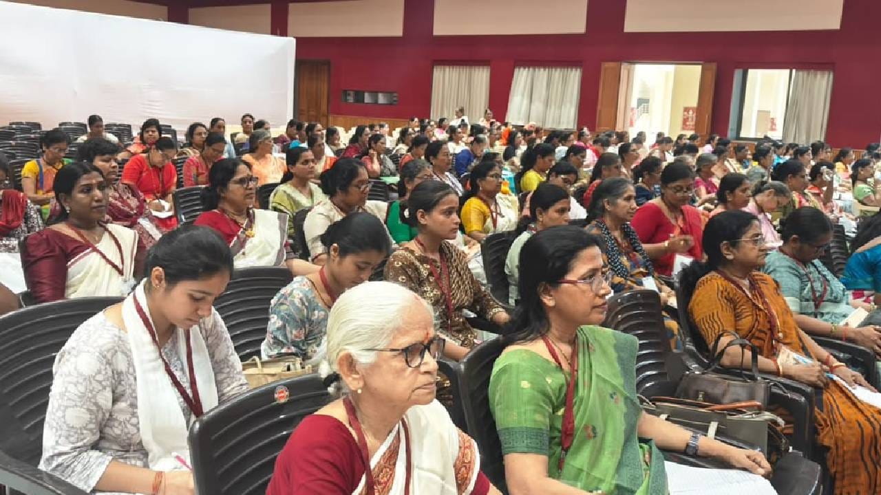 आज लक्ष्मीबाई केळकर (मौसीजी) यांच्या जयंतीनिमित्त राष्ट्र सेविका समितीने विशेष कार्यक्रमाचं आयोजन केलं होतं. यावेळी समितीच्या प्रमुख कार्यवाहिका सीता गायत्री बोलत होत्या. इराणमध्ये वैद्यकीय मदत घेऊन पोहोचलेले भारतीय विमान हे ‘वसुधैव कुटुंबकम्’चे प्रत्यक्ष उदाहरण आहे. आंतरराष्ट्रीय रसायनशास्त्र ऑलिम्पियाडमध्ये भारताने मिळवलेले सुवर्णपदक आणि ICC महिला T20 विश्वचषकात भारताचा शानदार विजय, हे विविध क्षेत्रांमध्ये वाढत असलेल्या भारताच्या प्रभावाचे निदर्शक आहेत. २४ जुलै २०२६ पासून तीन दिवस चालणारी ही बैठक वंदनीया प्रमुख संचालिका मा. शांताकुमारीजी तसेच प्रमुख कार्यवाहिका मा. सीता गायत्रीजी यांच्या उपस्थितीत माधव स्मृती परिसर, समालखा, हरियाणा येथे सुरू झाली, असं सीजा गायत्री म्हणाल्या.
