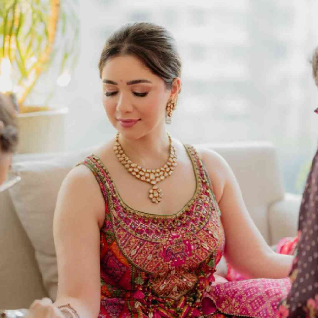 सामन्यादरम्यानचे सचिन आणि गिलचे फोटो सोशल मीडियावर वेगाने व्हायरल झाले. या फोटोंमध्ये सारा तेंडुलकर दिसली नाही. त्यावरुन सोशल मीडियावर चर्चा सुरु झाल्या. साराचं नाव शुबमन गिलसोबत जोडलं जातं. 