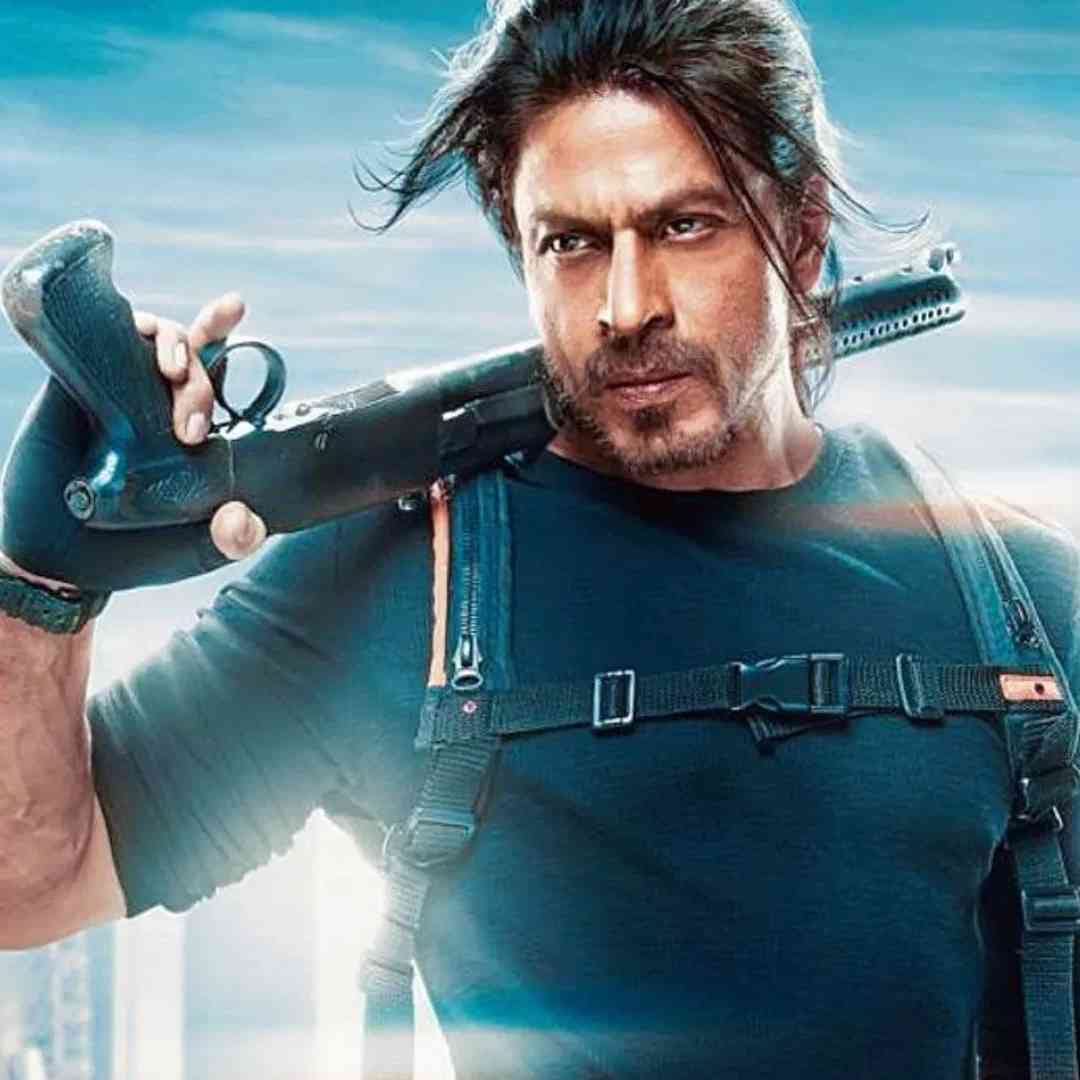 2023 साली आलेल्या शाहरुख खानच्या पठाण चित्रपटाने बॉक्स ऑफिसवर 1000 कोटीपेक्षा जास्तची कमाई केली. पहिल्याच दिवशी या चित्रपटाने बॉक्स ऑफिसवर 55 कोटींचा गल्ला जमवलेला. खूप शानदार आकाडा आहे हा.