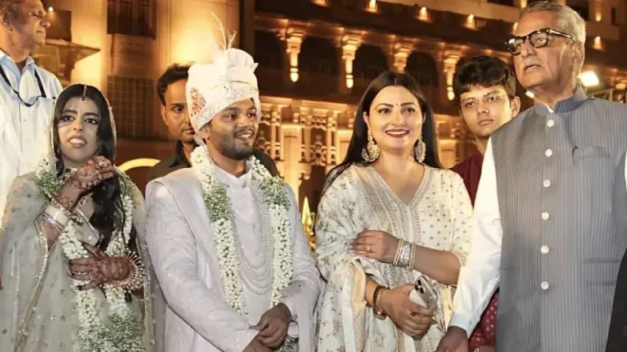 शैलेश लोढा यांचे जावई शाश्वत हे पेशाने सिंगापूर स्थित बँकर आहेत. ते कॉर्पोरेट सेक्टरमध्ये काम करतात आणि ग्लॅमरच्या विश्वापासून त्यांचा काहीच संबंध नाही. म्हणूनच पब्लिक डोमेनमध्ये त्यांच्याविषयीची फारशी माहिती उपलब्ध नाही. अभिनय क्षेत्राशी त्यांचा दूर दूरपर्यंत संबंध नाही. 
