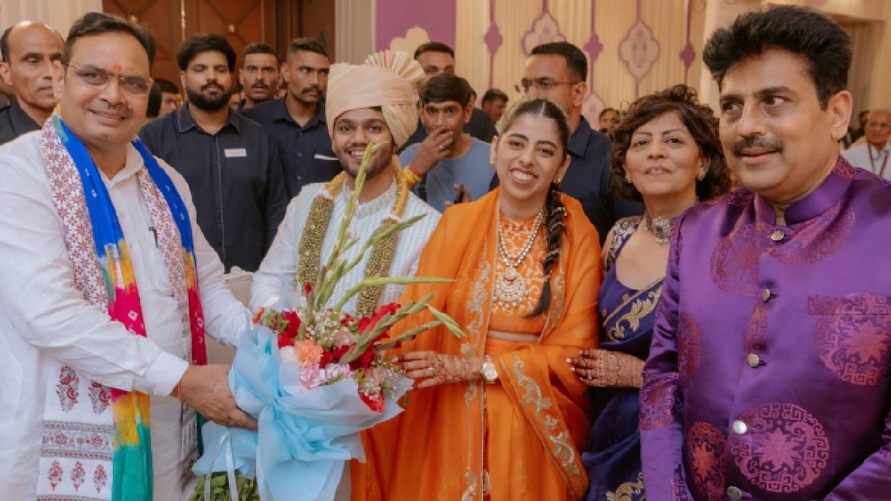 शाश्वत आणि स्वरा हे दोघंही त्यांचं खासगी आयुष्य सोशल मीडिया आणि झगमगाटापासून दूर ठेवणंच पसंत करतात. लग्नाआधीही या दोघांचे फार कमी फोटो समोर आले होते. तर दुसरीकडे शैलेश लोढा हे टीव्ही, कविता मंचच्या विश्वातील लोकप्रिय व्यक्तिमत्त्व आहे.

