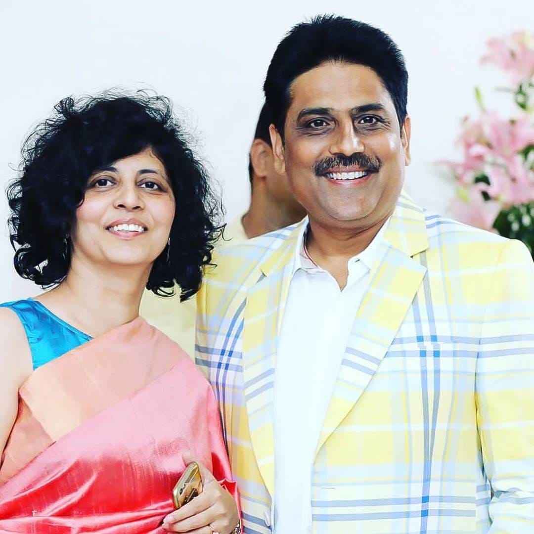 स्वराच्या लग्नसोहळ्यानिमित्त शैलेश यांच्या कुटुंबीयांचे फोटो सोशल मीडियावर चाहत्यांना पहायला मिळाले. मालिकेत अंजली ही त्यांची पत्नी दाखवण्यात आली, तर खऱ्या आयुष्यात त्यांच्या पत्नीचं नाव स्वाती आहे. शैलेश यांची पत्नी काय करते, याविषयीही नेटकरी गुगलवर सर्च करत आहेत.