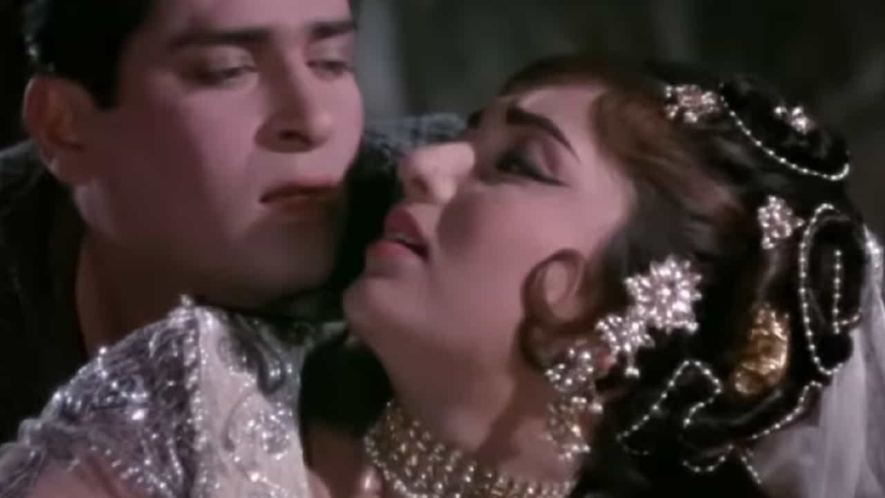 1964 साली प्रदर्शित झालेल्या 'राजकुमार' या चित्रपटातील एका गाण्याची रंजक कहाणी आजही चर्चेत आहे. या चित्रपटातील 'दिलरुबा दिल पे तू ये सितम किए जा' हे गाणे सुरुवातीला लता मंगेशकर यांना गाण्यासाठी देण्यात आले होते. मात्र गाण्याचे बोल आणि त्यातील सेंसुअल भाव पाहून त्यांनी ते गाण्यास नकार दिल्याचे सांगितले जाते.