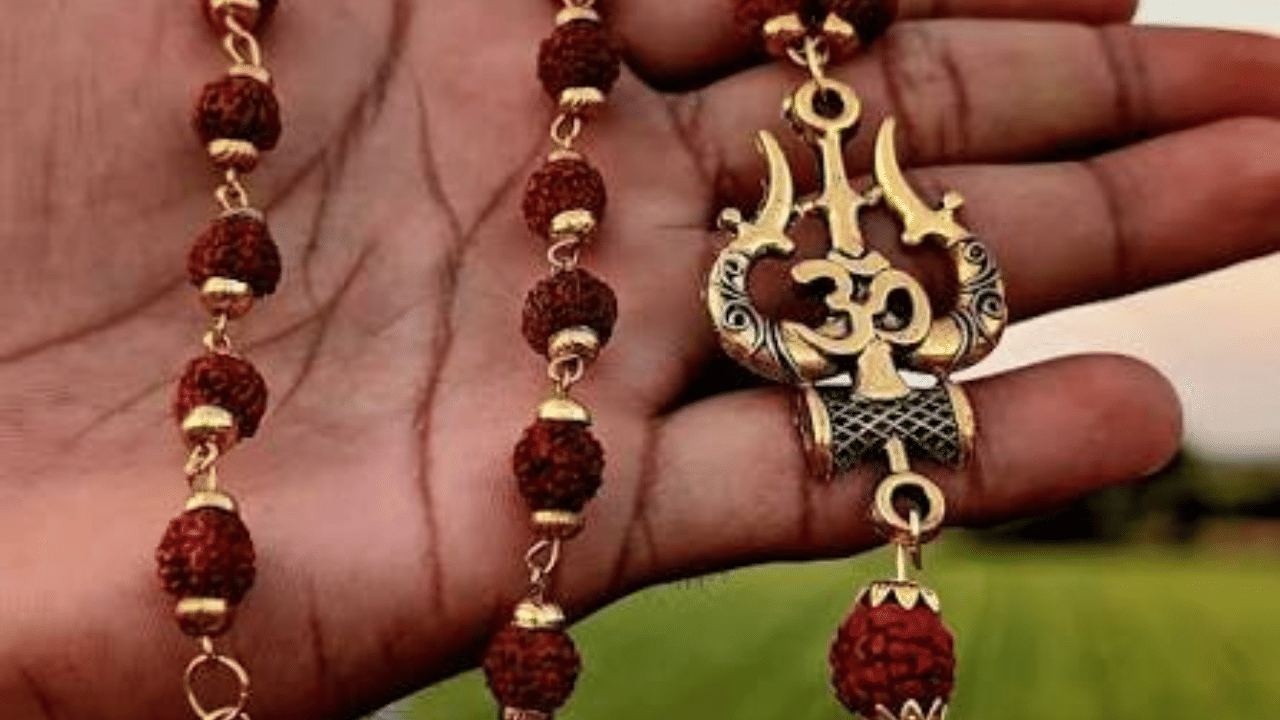 श्रावण सुरू होण्यापूर्वी घरी एक रुद्राक्ष आणा आणि त्याची पूजा करा. असे करणे शुभ मानले जाते. घरात रुद्राक्ष ठेवल्याने किंवा धारण केल्याने जीवनात सकारात्मक ऊर्जा येते आणि संकटे कमी होतात.
