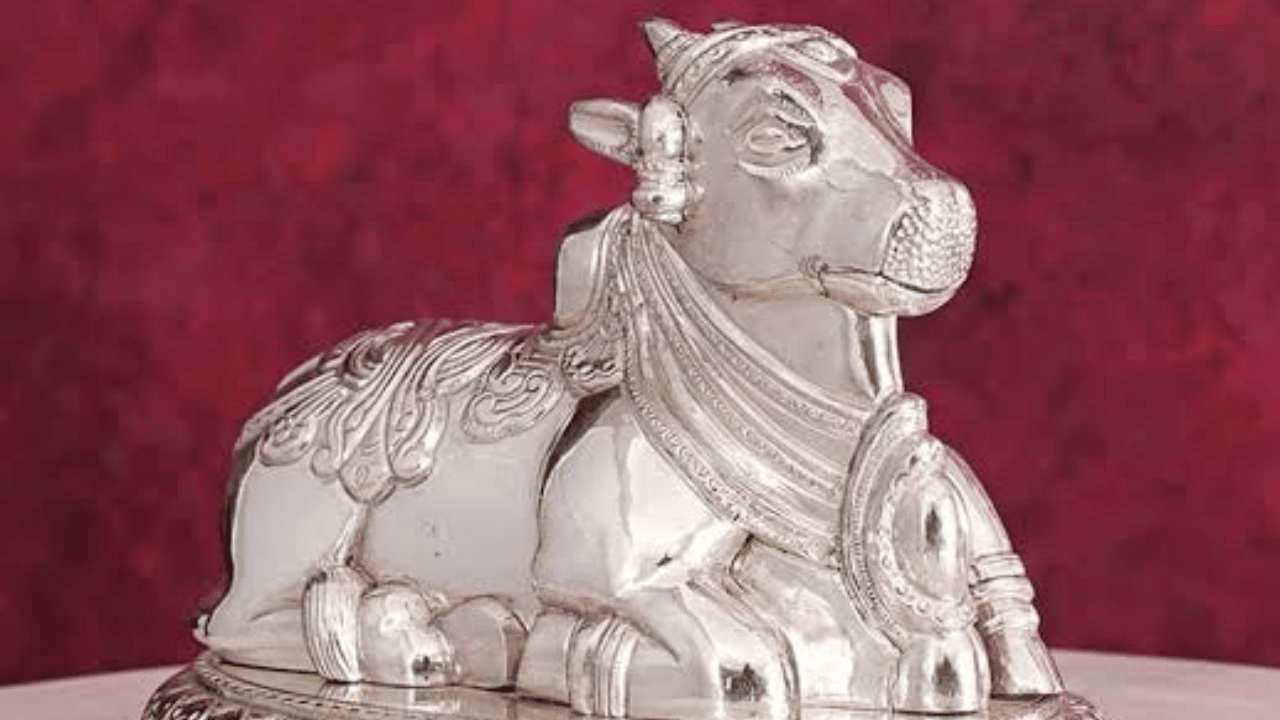 नंदी हा महादेवाचा आवडता भक्त आहे. श्रावणापूर्वी घरी एक चांदीचा नंदी आणा आणि त्याला शिवलिंगाजवळ स्थापित करा. भगवान शिवाच्या आशीर्वादाने तुमच्या सर्व इच्छा लवकरच पूर्ण होतील.