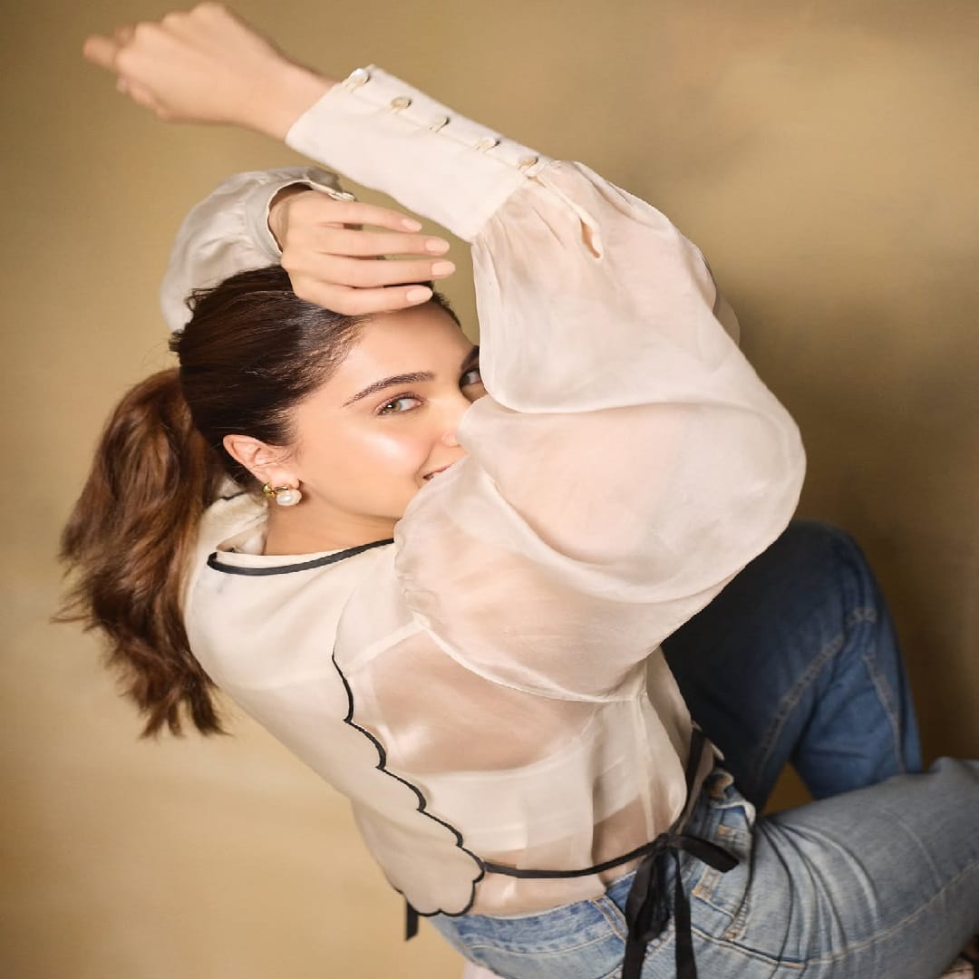 ‘बंटी बबली 2 ‘ या सिनेमाच्या माध्यमातून शर्वरी हिने बॉलिवूडमध्ये पदार्पण केलं. त्यानंतर अभिनेत्रीने कधीच मागे वळून पाहिलं नाही. सध्या शर्वरी हिचे काही फोटो सोशल मीडियावर तुफान व्हायरल होत आहे. सध्या सर्वत्र फक्त आणि फक्त अभिनेत्रीच्या फोटोंची चर्चा रंगली आहे.