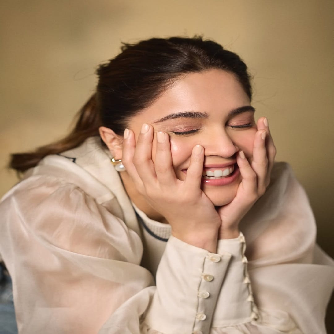 बॉलिवूड अभिनेत्री शर्वरी वाघ चर्चेत असलेली पाहायला मिळत आहे. शर्वरीसाठी 2024 वर्षे लकी ठरलं असं म्हटलं तर वावगं ठरणार नाही. मुंज्या, महाराज आणि वेद या लागोपाठ रिलीज झालेल्या चित्रपटांमधून तिने आपल्या अभिनयाच्या जोरावर प्रेक्षकांच्या मनात स्थान निर्माण केलं आहे.