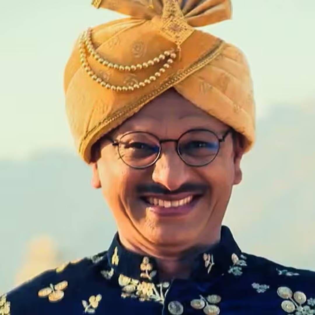 यामध्ये पत्रकार पोपटलालची भूमिका अभिनेता श्याम पाठक साकारतोय. मालिकेतील इतर काही कलाकार गेल्या काही वर्षांत बदलले, मात्र श्यामसुद्धा सुरुवातीपासूनच यात काम करतोय. या भूमिकेसाठी त्याला प्रति एपिसोड 60 हजार रुपये मानधन मिळतं.