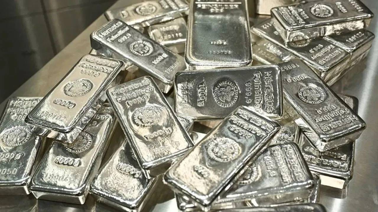 2026 मधील आतापर्यंतच्या सोने आणि चांदीच्या दरांमधील चढ-उतार पाहिला तर 31 डिसेंबर 2025 ला चांदीच्या फ्युचर्सचा भाव प्रति किलो 2,54,08 रुपये होता; त्यानंतर जानेवारीत त्यात प्रचंड वाढ होऊन चांदीची किंमत ही 4 लाख रुपयांचा ऐतिहासिक टप्पा ओलांडून वर गेली. मात्र, नंतर चांदीच्या दरात मोठी घसरण झाली आणि सध्याच्या दरांशी तुलना करता ती 23,279 ररुपयांनी स्वस्त झाली आहे.