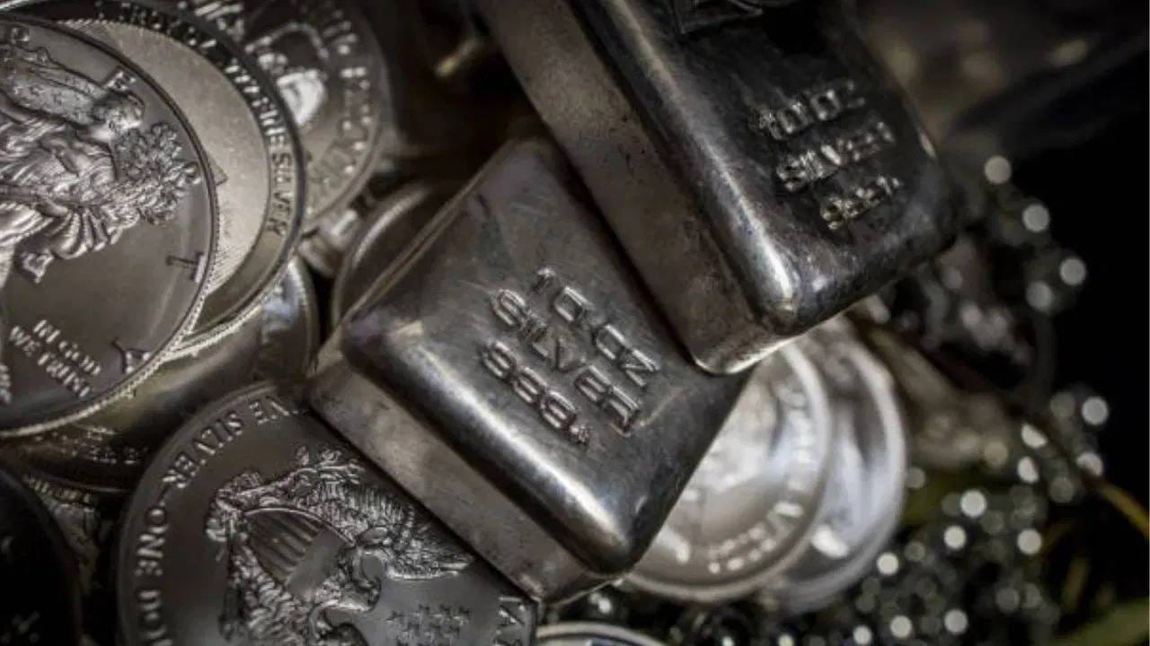 या आठवड्याच्या सुरूवातीलाच चांदीच्या दरातील घसरण सुरू झाली आणि सलग दुसऱ्या दिवशीही तोच कल कायम राहिला. विशेष म्हणजे, मागील आठवड्यातील व्यवहाराच्या शेवटच्या दिवशी - म्हणजेच शुक्रवारी चांदीचे फ्युचर्स 2,37,410 रुपये प्रति किलो या दरावर बंद झाले होते; त्यानंतरच्या दोन दिवसांत त्यात 6607 रुपये प्रति किलोची घट झाली आहे. म्हणजेच या ताज्या घसरणीनंतर, चांदीचा सध्याचा भाव हा 4.20 लाख रुपयांच्या सर्वकालीन उच्चांकी दरापेक्षा निम्म्यावर आला आहे.