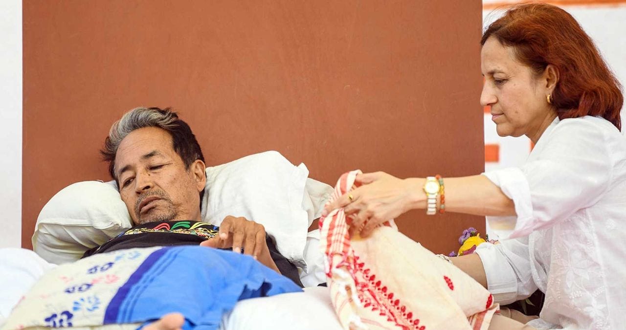 माझ्या परवानगीशिवाय नवऱ्याला कोणतंही औषध देऊ नका; वांगचुक यांच्या पत्नीचा सफदरजंग रुग्णालयाला अल्टिमेटम माझ्या परवानगीशिवाय नवऱ्याला कोणतंही औषध देऊ नका; वांगचुक यांच्या पत्नीचा सफदरजंग रुग्णालयाला अल्टिमेटम