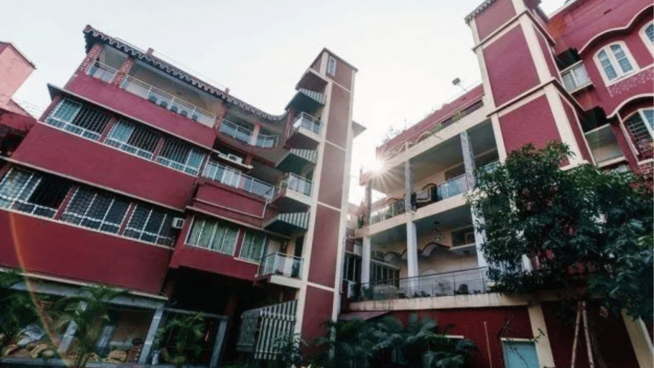 पारंपरिक बंगाली स्थापत्यशैली, जुन्या काळातील सजावट आणि सांस्कृतिक वारसा जपणारी रचना या घराचे खास आकर्षण मानली जाते. गांगुलींचा जन्म उद्योगविश्वाशी संबंधित कुटुंबात झाला. त्यांचे वडील चंडीदास गांगुली हे कोलकात्यातील प्रसिद्ध उद्योगपती होते. घरचा व्यवसाय सांभाळण्याची संधी असतानाही सौरव यांनी क्रिकेटची वाट धरली.